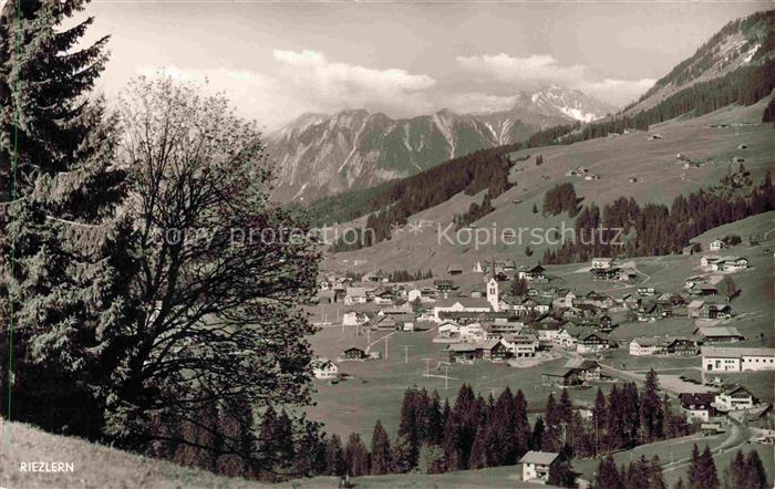 Riezlern Kleinwalsertal Vorarlberg AT Kleines-Walsertal Bergpanorama Dorf Kirche