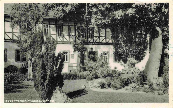 Bodenwerder Muenchhausenhaus Fachwerkhaus Garten Baeume Park