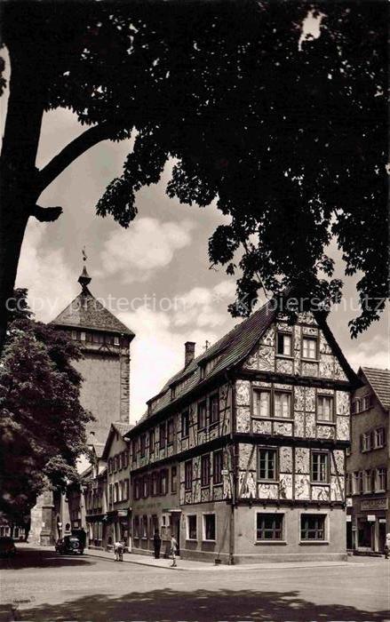 Achalm REUTLINGEN BW Tuebinger-Tor Turm Fachwerkhaus Stadttor Passanten Baum Alt