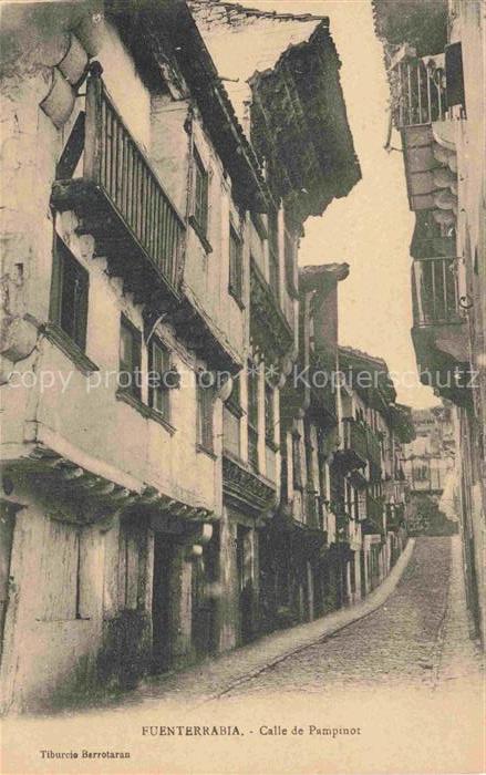 FUENTERRABIA Hondarribia ES Calle-de-Pampinot Gasse Holzbalkone Kopfsteinpflaste