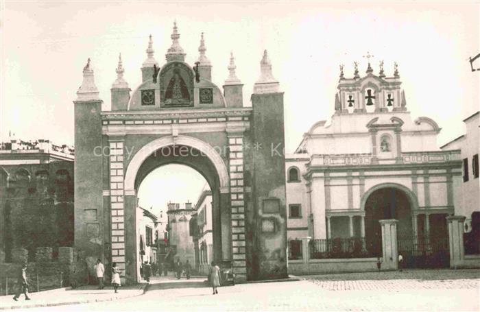 SEVILLA Andalucia ES Arco-de-la-Macarena Basilica Tor Bogen Kirche Passanten Pfl
