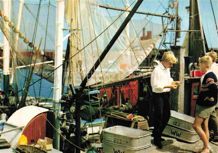 Horumersiel Wangerland Friesland Niedersachsen Krabbenfischer Hafen Kutter Netz