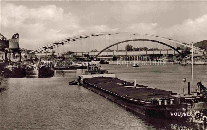 HAMBORN DUISBURG NRW Rhein-Herne-Kanal Hafen-Neumuehl Binnenschifffahrt Kran Bog
