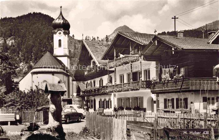 Farchant Dorfplatz Kirche Zwiebelturm Balkonhaus Bayerischer-Stil Auto Kreuz Ber
