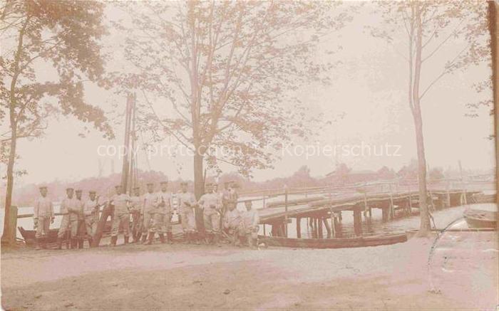 BERLIN CITY Soldaten Steg Holzbruecke Fluss Boote Baeume Ufer Militaer