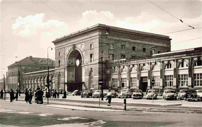 MANNHEIM BW Bahnhof Hauptbahnhof Vorhalle Rundbogen Autos Passanten Strassenszen