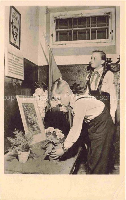Buchenwald Weimar Thueringen KZ-Buchenwald Gedenkstaette Zelle Blumen Jugendlich