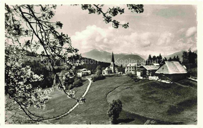 Hafling Avelengo-Falzeben IT Kirchturm Bergdorf Wiesen Berge Obstbaeume Meran Al