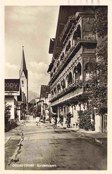 OBERSTDORF Bayern Kirchstrasse Kirchturm Hotelfassade Balkon Fussgaenger Allgaeu