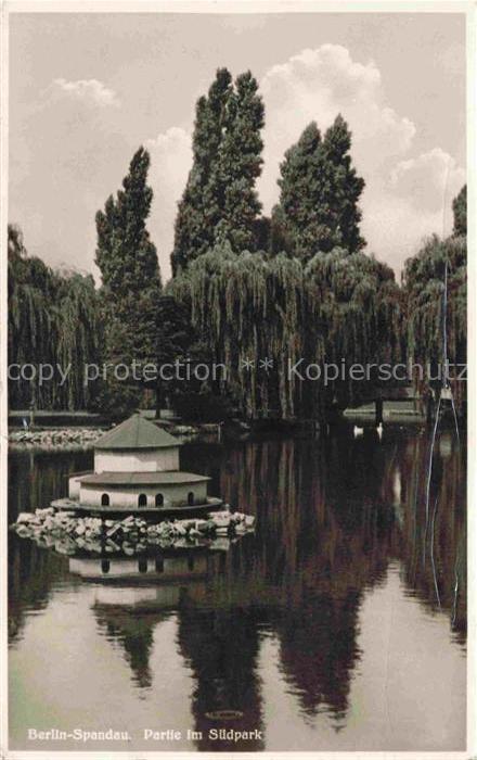 Spandau BERLIN Suedpark Teich Insel Pavillon Baeume Weiden Pappeln Park
