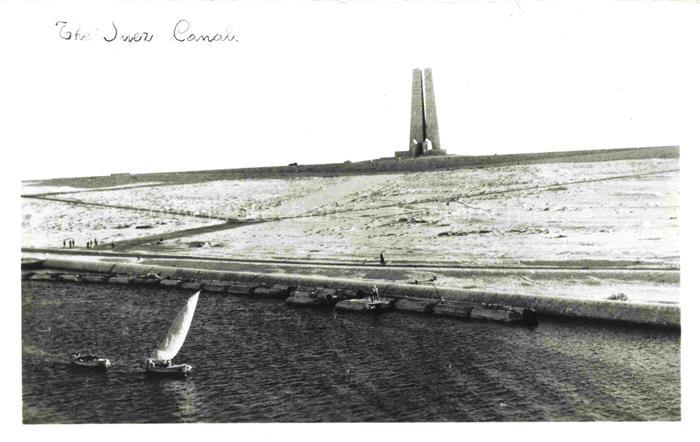 SUEZ Canal de Egypt Suezkanal Kanal Monument Segelboot Wueste Wasserstrasse Ufer
