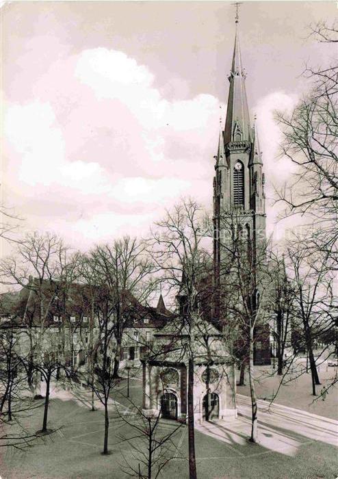 Kevelaer Gnadenkapelle Basilika Priesterhaus Kapelplein Kirchturm Baeume Platz
