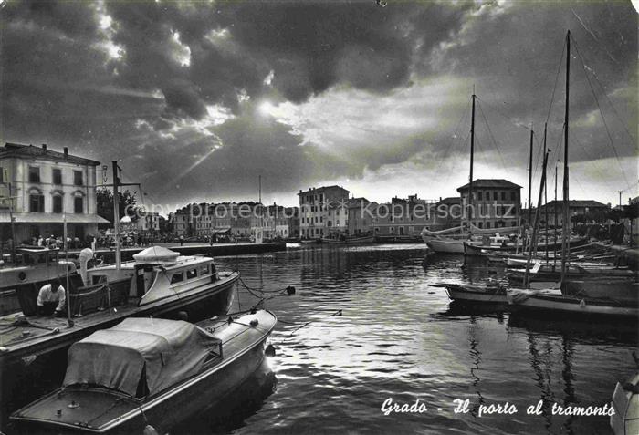 GRADO Gorizia IT Porto Tramonto Hafen Segelboote Motorboote Fischerboote Haeuser