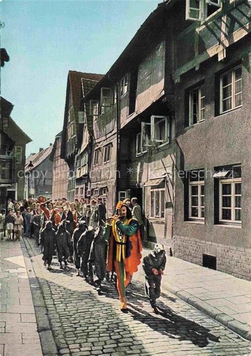 HAMELN Weser Rattenfaengerzug Altstadt Fachwerkhaeuser Rattenfaenger Kostueme Um