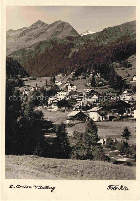 St Anton Arlberg Tirol AT Arlberg Ortschaft Bergpanorama Haeuser Wald Wiesen Ber