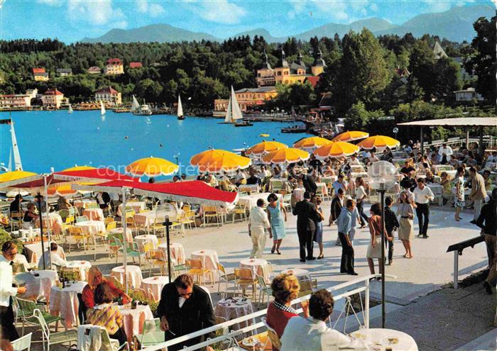 Velden  Woerthersee AT Woerthersee Seeterrasse Sonnenschirme Segelboote Schloss-