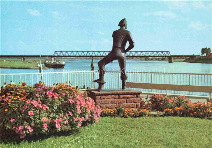 Lauenburg Elbe Schleswig-Holstein Rufer Bronzestatue Elbbruecke Elbe Schiff Blum
