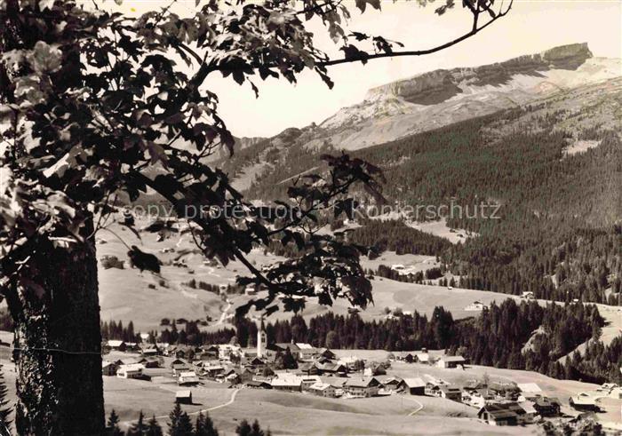 Riezlern Kleinwalsertal Vorarlberg AT Hoch-Ifen Kirchturm Alpendorf Berge Wald W