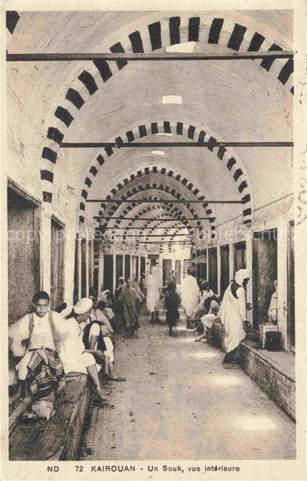 KAIROUAN Qairawan Tunesie Souk Vue-interieure Gewoelbe Haendler Maenner Bogen Ma