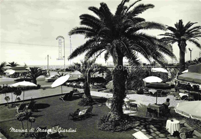 Marina di Massa Toscana IT Giardini Palmen Liegestuehle Sonnenschirme Meer Resta