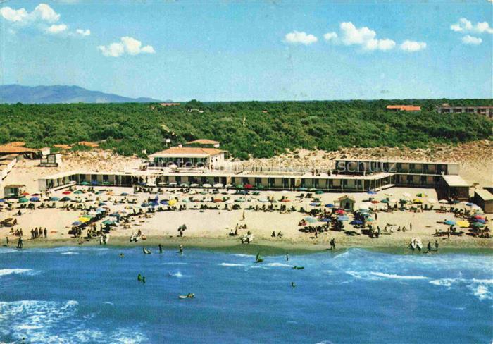 Tirrenia Pisa Toscana IT Bagni-Mary Strand Sonnenschirme Badegaeste Meer Duenen