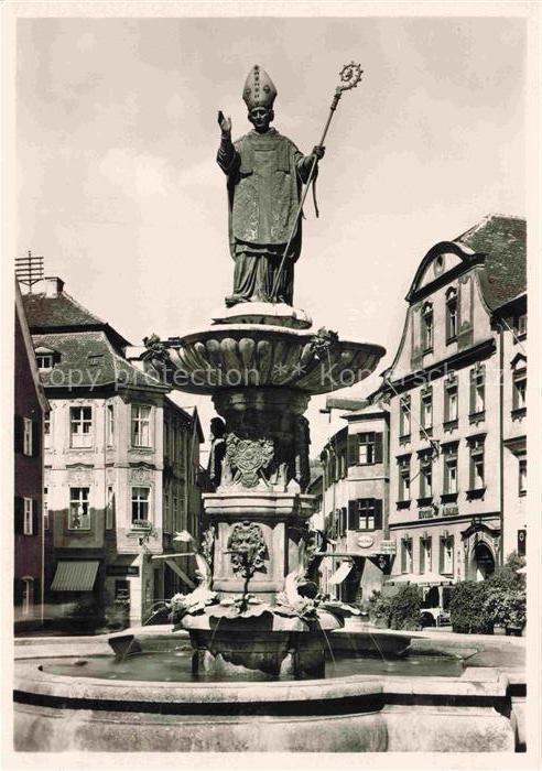 Eichstaett Oberbayern Brunnendenkmal Willibald Brunnen Marktplatz Bischof Statue