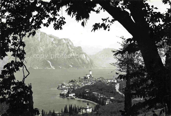 Malcesine Lago di Garda Veneto IT Gardasee See Berge Schloss Zypressen Dorf Ufer