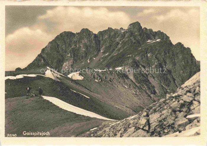 Gaisspitzjoch Verwall Tirol AT Gaisspitzjoch Bergsteiger Felsgipfel Schneeflecke