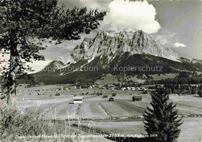 Ehrwald Tirol AT Zugspitzmassiv Zugspitzdorf Berge Felder Wald Almhuetten Wiesen