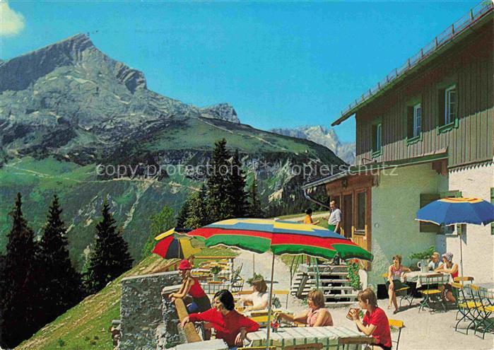 GARMISCH-PARTENKIRCHEN Bayern Kreuzjochhaus Barbarahuette Terrasse Berge Sonnens