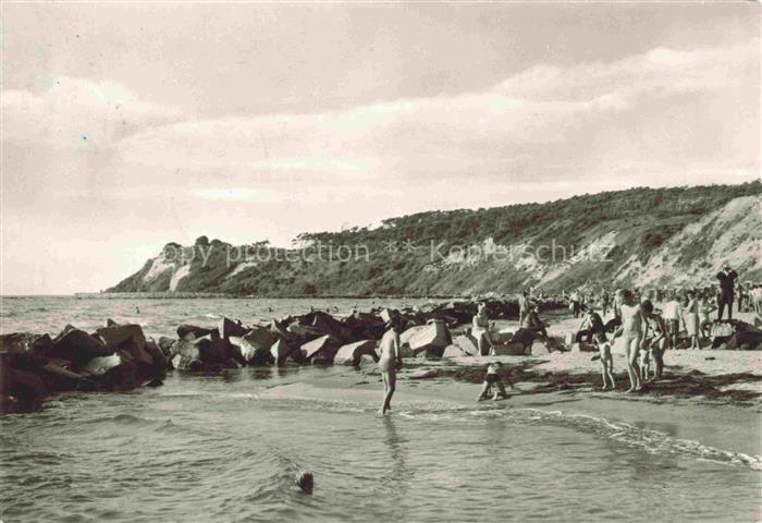 Insel Hiddensee Strand Steilkueste Badegaeste Buhnen Wellen Klippe Ostsee Schwim