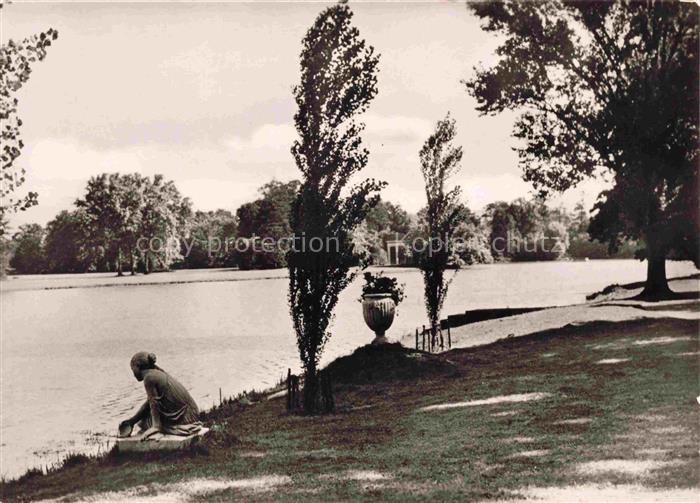 Woerlitz Sachsen-Anhalt Muschelnymphe Nymphaeum Park See Statue Ufer Baeume Papp
