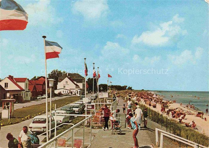 Schoenberg Holstein Strandpromenade Flaggen Strandkoerbe Strand Ostsee Badegaest
