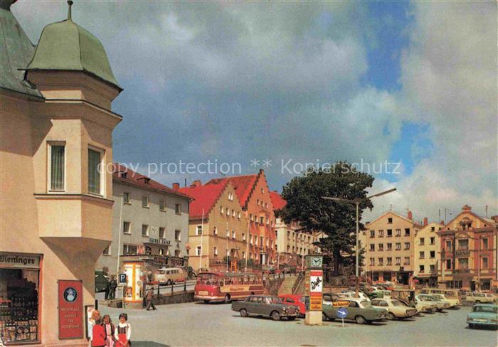 Baerndorf Regen Marktplatz Kirche Autos Geschaefte Passanten Parkplatz Stadt