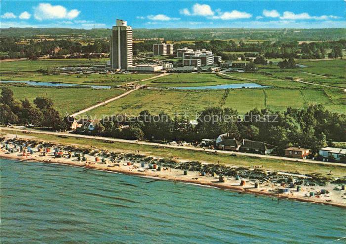 Schoenberg Holstein Ferienzentrum-Holm Strand Strandkoerbe Hochhaus Ostsee Wiese