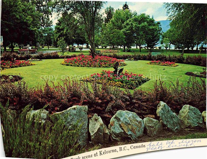 Kelowna British Columbia Canada Park Blumenbeete Rasen Baeume See Felsen Okanaga