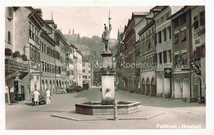 Feldkirch Vorarlberg AT Neustadt Brunnen Ritter-Statue Schattenburg Geschaefte S