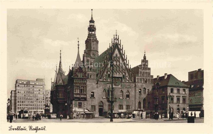 WROCLAW Breslau PL Rathaus Gotik Turm Marktplatz Strassenbahn Passanten Uhr Fass