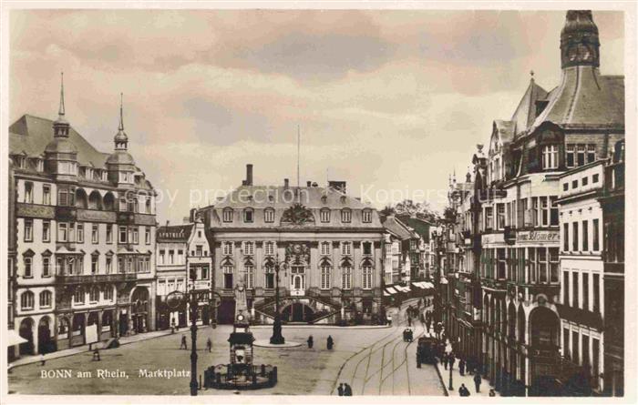 BONN Rhein Marktplatz Rathaus Strassenbahn Geschaefte Passanten Brunnen Gruender