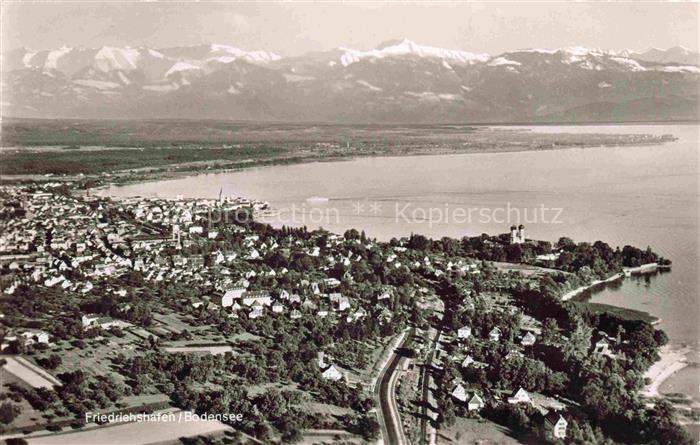 FRIEDRICHSHAFEN Bodensee BW Bodensee Luftaufnahme Stadtansicht Alpen See Hafen W