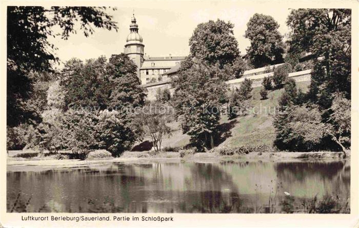 Bad Berleburg NRW Schlosspark Schloss Turm Teich Baeume Wald Spiegelung