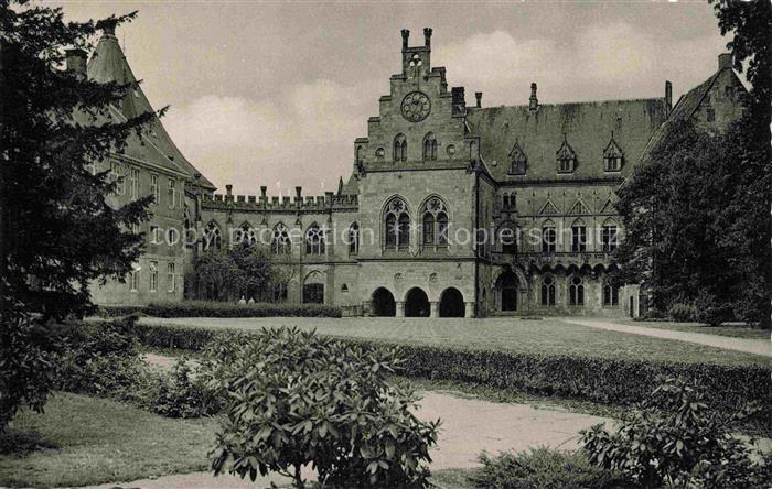 Bad Bentheim Burg-Bentheim Innenhof Schloss Gotik Arkaden Rasen Baeume