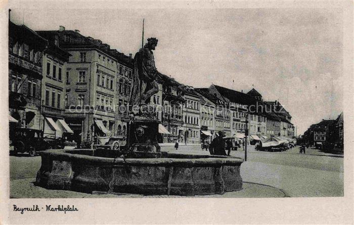BAYREUTH Bayern Marktplatz Brunnen Statue Geschaefte Autos Fussgaenger Altstadt