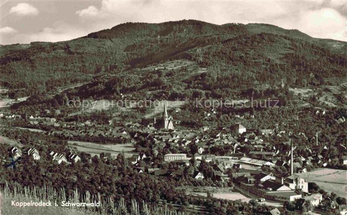 Kappelrodeck Ortenaukreis BW Schwarzwald Stadtpanorama Kirche Dorf Berghang Wald