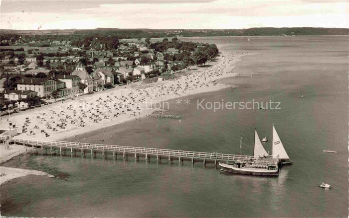 NIENDORF Timmendorfer Strand Ostseebad Strand Seebruecke Strandkoerbe Segelboot