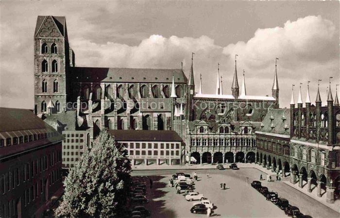 LueBECK  CITY Marktplatz St-Marien Rathaus Kirche Autos Pflaster Turm Gotik