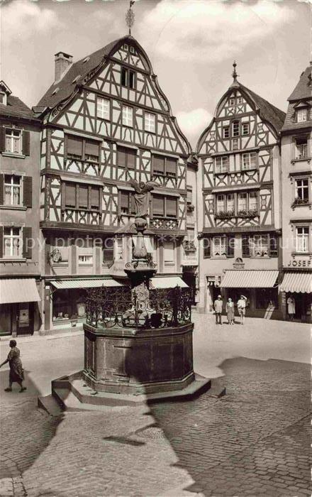 BERNKASTEL-KUES Berncastel Rheinland-Pfalz Marktplatz Brunnen Fachwerkhaeuser Pf