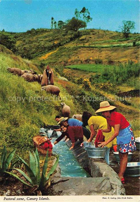 Gran Canaria ES Pastoral-scene Schaefer Schafe Waescherinnen Wasserkanal Landsch