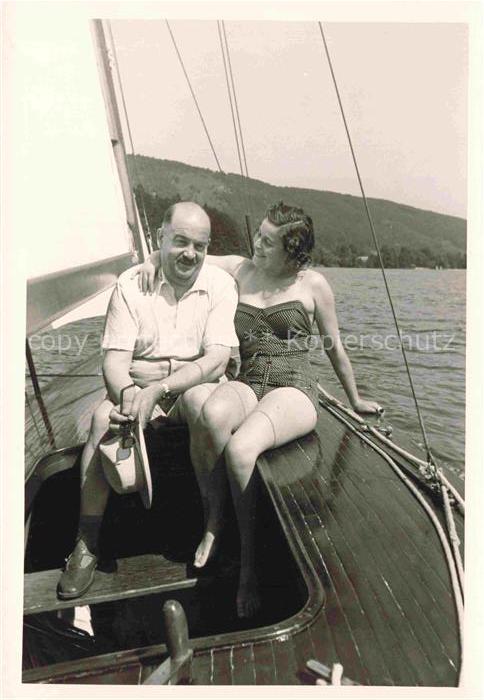 Velden Woerthersee AT Segelboot Paar Woerthersee See Huegel Sommerkleid Badeanz