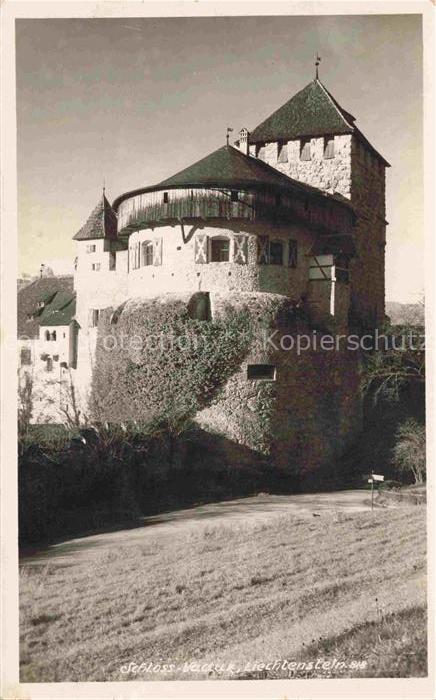 Vaduz Liechtenstein FL Schloss-Vaduz Burg Turm Mauern Efeu Weg Wiese